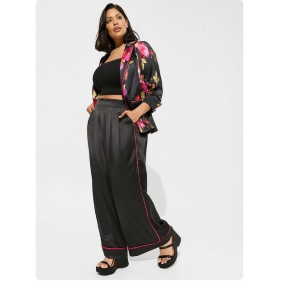Torrid satin wide leg pants black with pink seam - Picture 11 of 11